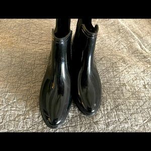Black ankle rain boots